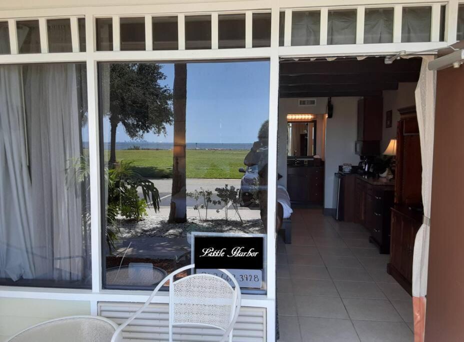 Beautiful One Bedroom Resort-Style Studio With Pool And Beach Access Ruskin Kültér fotó